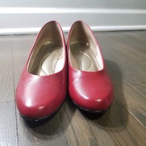 Women's Red Hush Puppies Leather Low-Heel Pump - Size 10